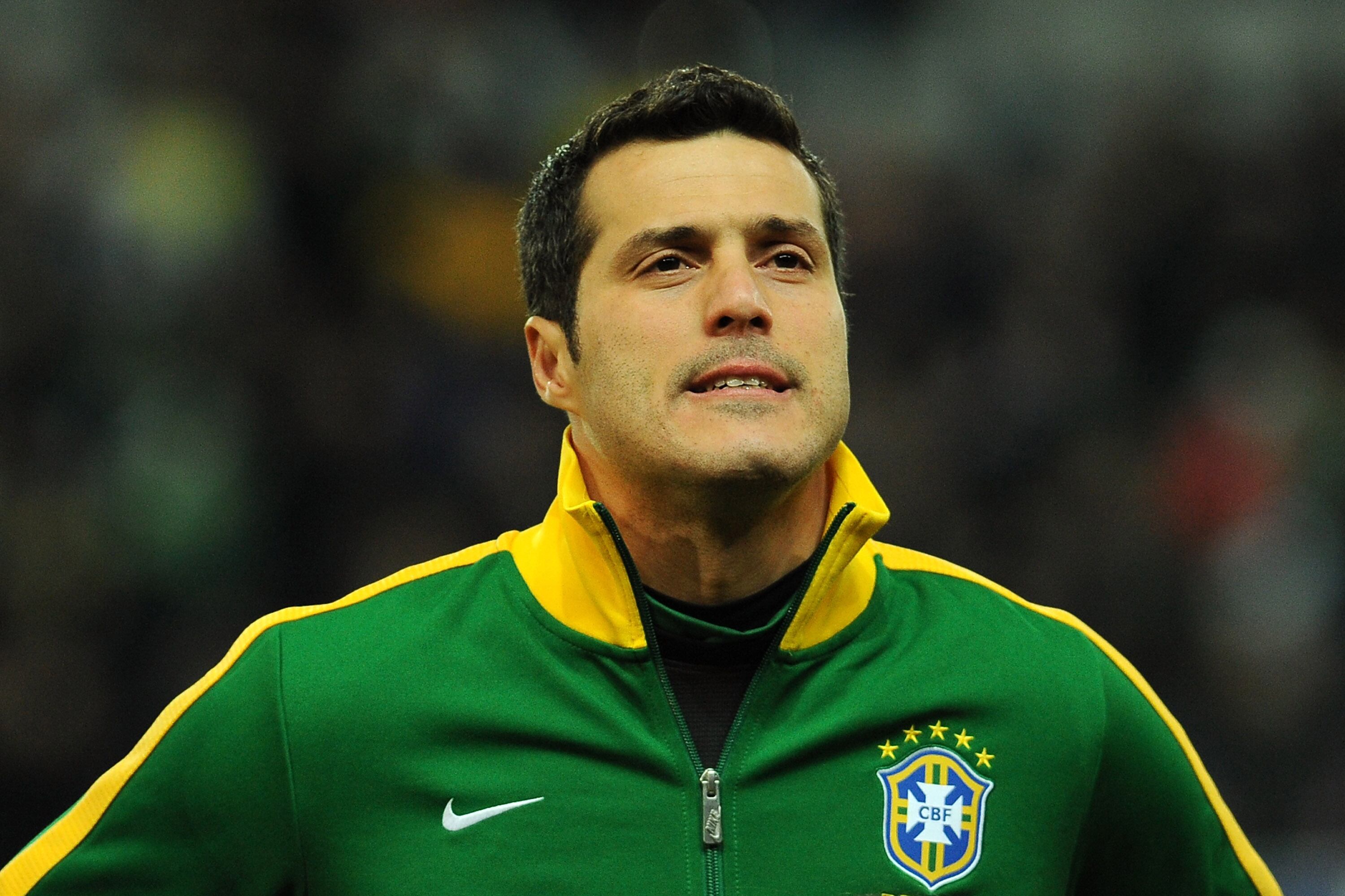 A seleção brasileira para a Copa do Mundo de 2014 já está escalada. Com
30 nomes — sete deles são suplentes — Felipão montou um dos times do
País com menos estrelas em seu elenco da história. Mesmo assim, os
salários que os atletas convocados recebem estão lá em cima. O goleiro Julio Cesar, por exemplo, recebe R$ 530 mil por mês
