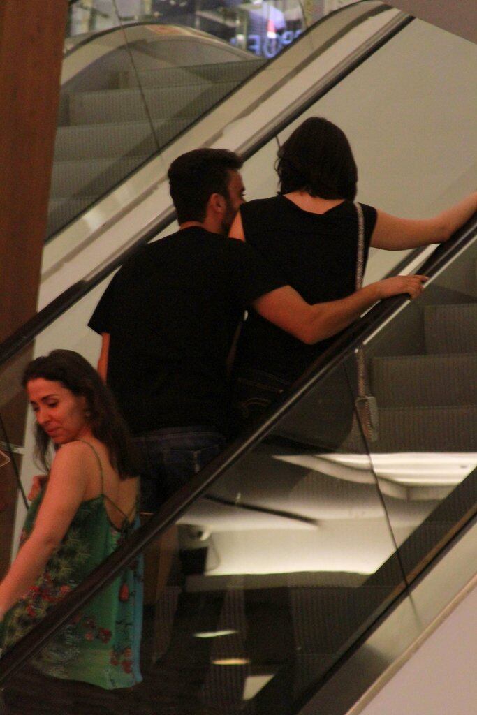 Os dois ainda trocaram carinhos discretos na escada rolante