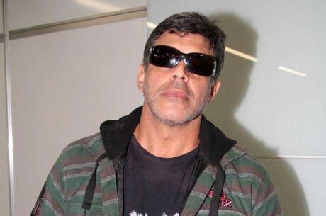 Outro galã da década de 80 que revelou um caso breve com Monique foi Alexandre Frota. Em entrevista ao R7, o polêmico ator disse que passou uma noite com a loira, a quem se referiu como "uma das mulheres mais bonitas do Brasil"