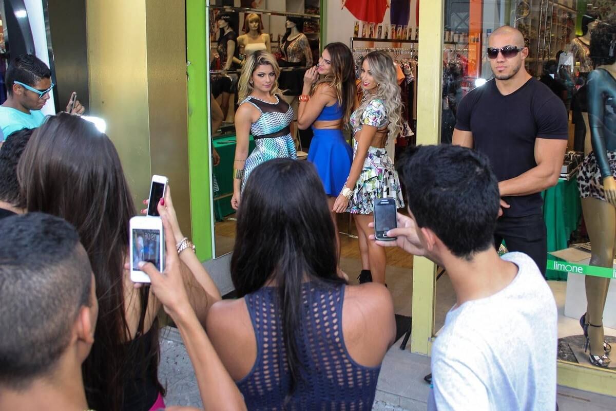 Beldades chamaram a a atenção ao posar com looks ousados