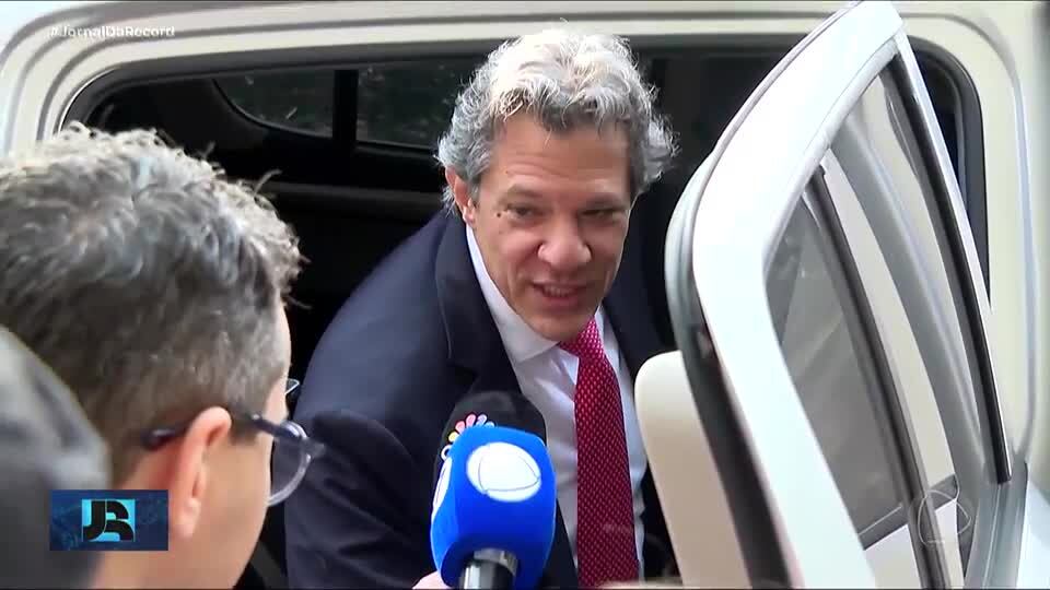 Governo estuda medidas para diminuir os impactos da taxação dos EUA contra produtos brasileiros