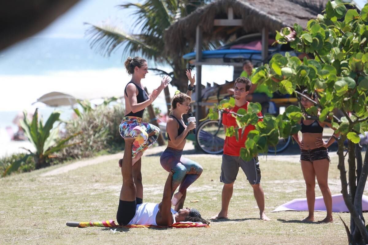 Dani Bananinha e Juliana Frias, mulher de Mario Frias, fazem acroyoga na praia