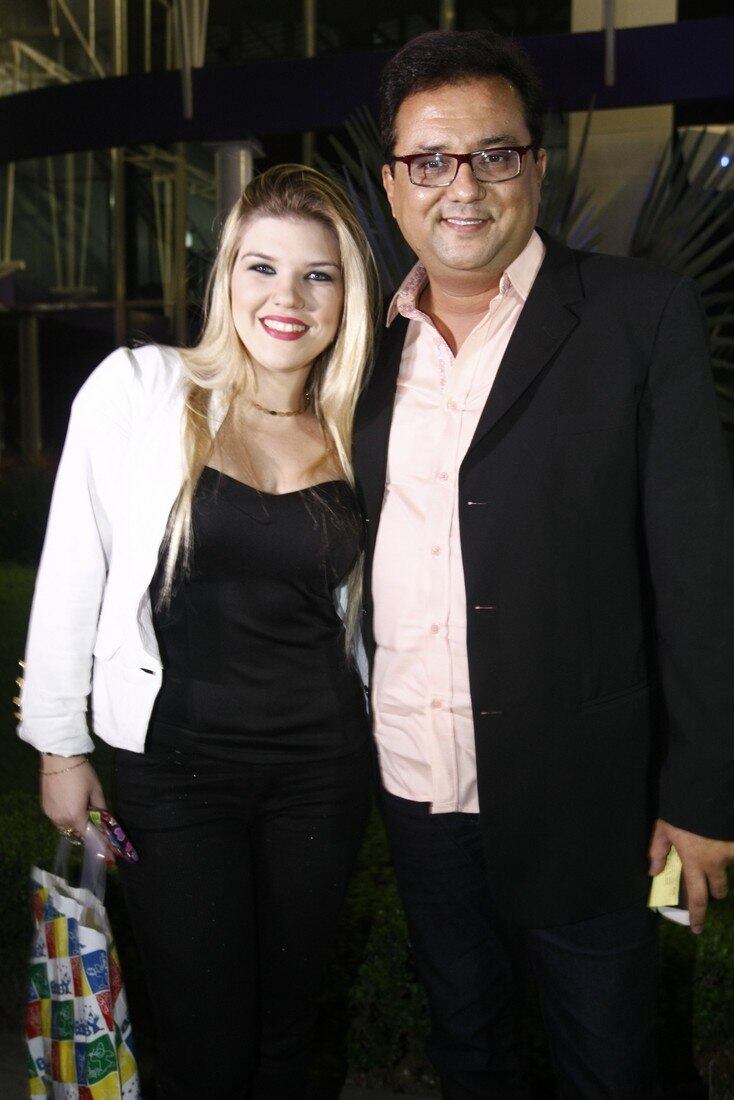 Geraldo Luís e a namorada Tamires Ferrari na festa de aniversário das gêmeas de Natália Guimarães