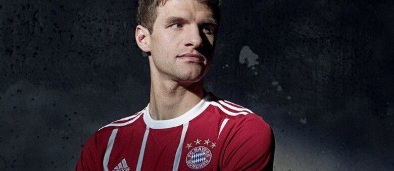 Atacante Thomas Müller foi um dos garotos propagandas no lançamento do novo uniforme do Bayern de Munique