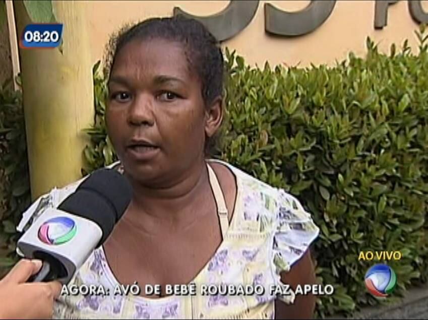 Uma das avós também implorou para que suspeita devolva o bebê.
— Pedimos a Deus e depois à Justiça. A família está tentando juntar os cacos. Se ela estiver vendo essa entrevista, peço que ela pelo amor de Deus devolva meu neto