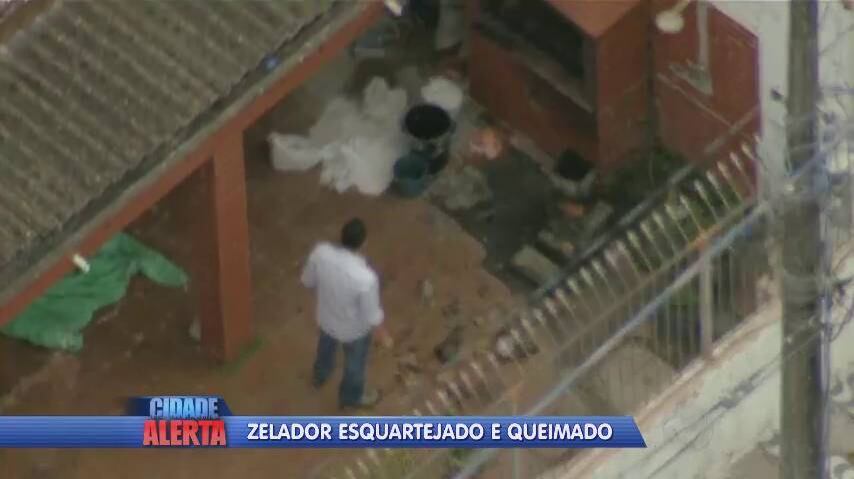 Quando foi preso, Martins tentava queimar partes do corpo do zelador. Os investigadores dizem que o publicitário levou o pai dele da Praia Grande até São Paulo e só depois teria ido com o corpo para o litoral, dentro de uma mala. O esquartejamento aconteceu na Praia Grande de acordo com a polícia. Cobo acrescenta que foi encontrado um serrote

