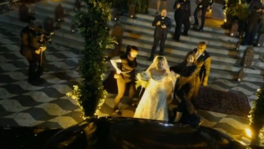 A chegada de Fernanda à igreja foi registrada por um drone alugado pela equipe de produção do casal 
Casamento de Thiaguinho e Fernanda Souza conta com esquema de segurança na porta da igreja
