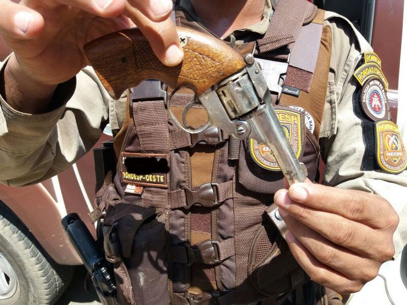 Durante a ação, um
policial à paisana percebeu o ocorrido e tentou prender os dois suspeitos, mas  Charles Oliveira Ventura, de 26 anos, e
Heriston Ferreira de Oliveira, 19, conseguiram fugir do local
