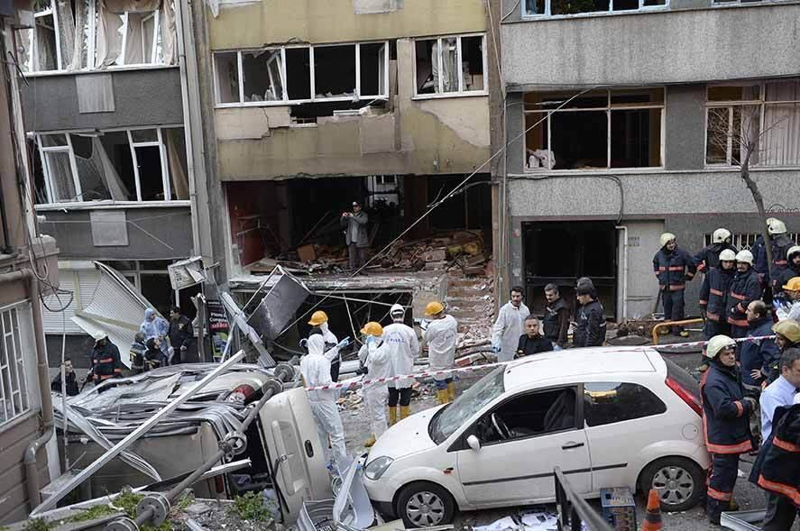 Peritos examinam o local da explosão