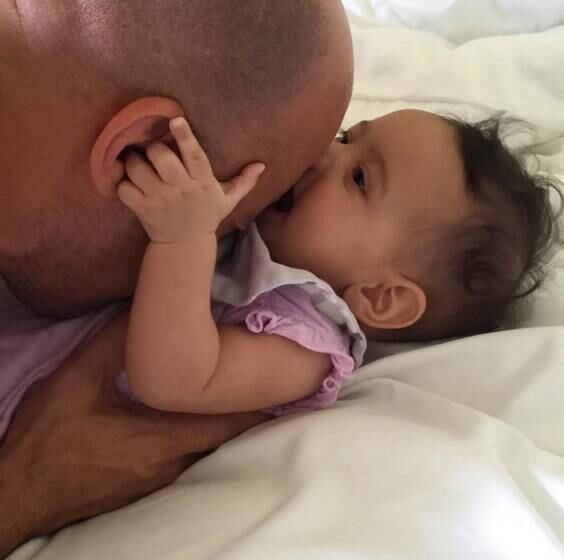 Pauline Sinclair dando aquele beijão na careca do pai Vin Diesel